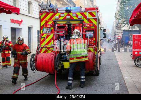 Marseille, Frankreich. 29. Juni 2023. Die Feuerwehrleute löschten die Straßenmöbel, die in Brand gesetzt wurden, als die Demonstration, die Gerechtigkeit für Nahel forderte, degeneriert wurde. Der junge Nahel, 17, wurde am Dienstag, den 27. Juni, in Nanterre (Frankreich), in der Hauts-de-seine, von einem Polizisten getötet, der seine Waffe benutzte, nachdem er sich weigerte, sich zu fügen, während er ohne Führerschein fuhr. Der Fall belebt die Debatte über polizeiliche Gewalt, mehrere Unruhen fanden im ganzen Land statt. Der Polizist wurde wegen vorsätzlichen Mordes angeklagt und in Polizeigewahrsam gebracht. Kredit: SOPA Images Limited/Alamy Live News Stockfoto