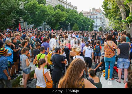 Marseille, Frankreich. 29. Juni 2023. Demonstranten versammeln sich vor der Präfektur Bouches-du-Rhone, um Gerechtigkeit für Nahel zu fordern. Der junge Nahel, 17, wurde am Dienstag, den 27. Juni, in Nanterre (Frankreich), in der Hauts-de-seine, von einem Polizisten getötet, der seine Waffe benutzte, nachdem er sich weigerte, sich zu fügen, während er ohne Führerschein fuhr. Der Fall belebt die Debatte über polizeiliche Gewalt, mehrere Unruhen fanden im ganzen Land statt. Der Polizist wurde wegen vorsätzlichen Mordes angeklagt und in Polizeigewahrsam gebracht. (Foto: Denis Thaust/SOPA Images/Sipa USA) Guthaben: SIPA USA/Alamy Live News Stockfoto