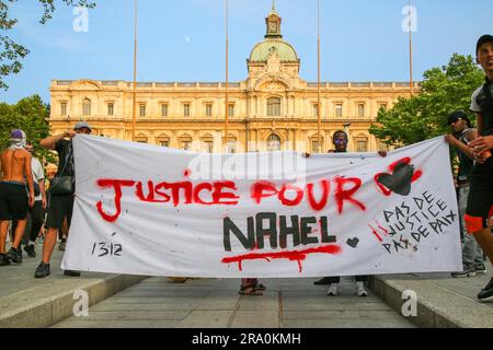 Marseille, Frankreich. 29. Juni 2023. Demonstranten halten während der Demonstration ein Banner und fordern Gerechtigkeit für Nahel. Der junge Nahel, 17, wurde am Dienstag, den 27. Juni, in Nanterre (Frankreich), in der Hauts-de-seine, von einem Polizisten getötet, der seine Waffe benutzte, nachdem er sich weigerte, sich zu fügen, während er ohne Führerschein fuhr. Der Fall belebt die Debatte über polizeiliche Gewalt, mehrere Unruhen fanden im ganzen Land statt. Der Polizist wurde wegen vorsätzlichen Mordes angeklagt und in Polizeigewahrsam gebracht. (Foto: Denis Thaust/SOPA Images/Sipa USA) Guthaben: SIPA USA/Alamy Live News Stockfoto