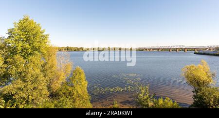 Der Fluss Dnieper und die Petrovskyi-Eisenbahnbrücke in Kiew. Es wurde 1929 erbaut. Während des Großen Patriotischen Krieges wurde es danach zerstört und restauriert Stockfoto