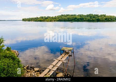 Einen ruhigen Blick des Flusses Dniper bald im Morgengrauen Stockfoto