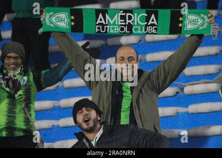 Montevideo, Uruguay. 29. April 2023. Unterstützer von America Mineiro, während des Spiels zwischen Penarol und America Mineiro für die 6. Runde der Gruppe F der CONMEBOL Sul-Americana 2023, im Centenario Stadium, in Montevideo, Uruguay, am 29. Juni. Foto: Pool Pelaez Burga/DiaEsportivo/DiaEsportivo/Alamy Live News Kredit: DiaEsportivo/Alamy Live News Stockfoto