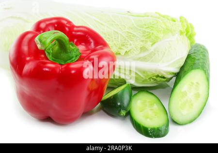 Frisches Gemüse (chinakohl) (Paprika und Gurkenscheiben), isoliert auf weißem Hintergrund. Im Studio erschossen Stockfoto