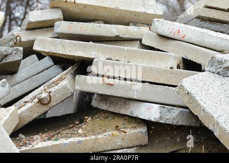 Detail der alten und beschädigten Stahlbetondecken auf einer verlassenen Baustelle Stockfoto