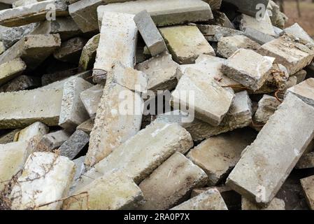 Detail der alten und beschädigten Stahlbetondecken auf einer verlassenen Baustelle Stockfoto