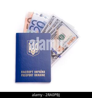 Neu blau ukrainischen internationalen Reisepass mit US-Dollar und Euro-Banknoten Stockfoto
