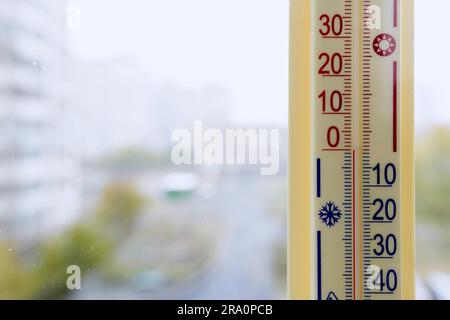 Ein Thermometer, fest aus dem Fenster zeigt, dass es Null Grad Celsius im Freien, solange es warm im Zimmer Stockfoto