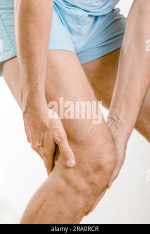 Ein Sportler, der Schmerzen im Knie spürt. Es könnten mediale Meniskusrisse, Verletzungen des Kollateralbandes, Bursitis oder Iliotibiales Band-Syndrom sein Stockfoto