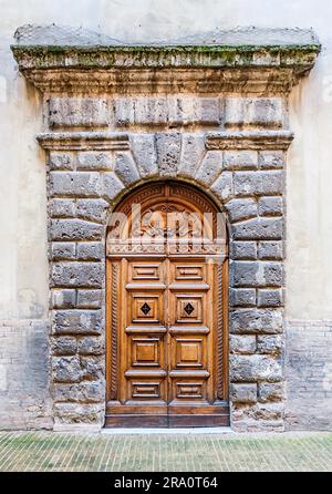 Die Renaissance-Stadt Urbino, Marche, Italien. Ein Türdetail des Palastes Ducale (Palazzo Ducale) in Urbino, Marche, Italien Stockfoto