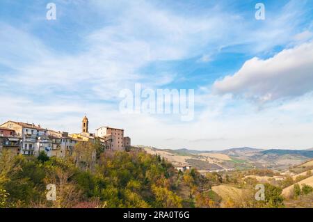 Ein Blick auf Sassocorvaro, eine kleine Stadt im Norden der Marken, Italien Stockfoto