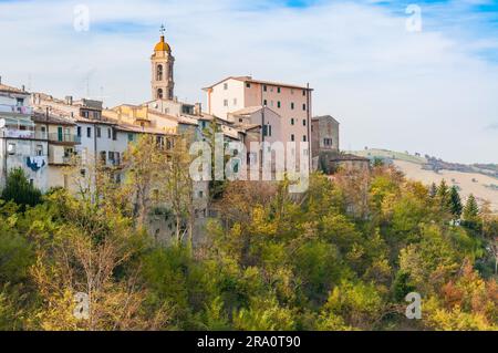 Ein Blick auf Sassocorvaro, eine kleine Stadt im Norden der Marken, Italien Stockfoto