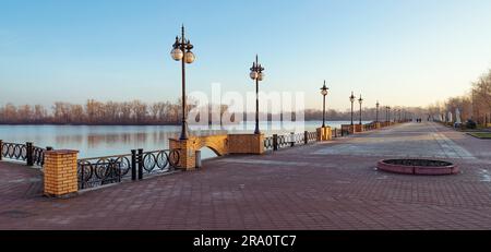 Fußweg entlang des Dnieper River im Obolon Bezirk Kiew, Ukraine. Weiche Sonne an einem kalten Wintermorgen Stockfoto