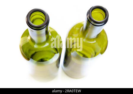 Ansicht von oben, von oben, aus grünem Glas Flaschen mit einem starken selektiven Fokus Wirkung, auf weißem Hintergrund Stockfoto