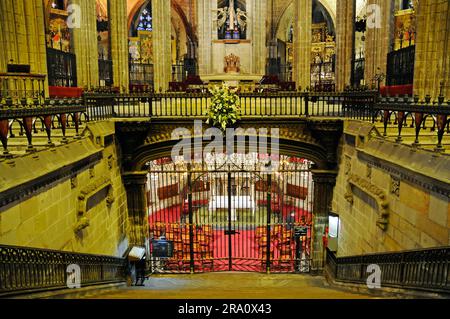 Sarkophag in der Krypta der Kathedrale, Place de la Seu, Barcelona, Katalonien, Spanien Stockfoto