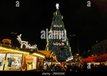 Weihnachtsbaum und Weihnachtsmarkt am Abend, Dortmund, Nordrhein-Westfalen, Deutschland Stockfoto