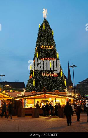 Weihnachtsbaum und Weihnachtsmarkt am Abend, Dortmund, Nordrhein-Westfalen, Deutschland Stockfoto