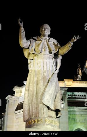 Denkmal für Papst Johannes Paul II vor der Almudena Kathedrale, Catedral nuestra Senora la Almuna, Catedral la Almuna, Santa Maria la Real La Stockfoto