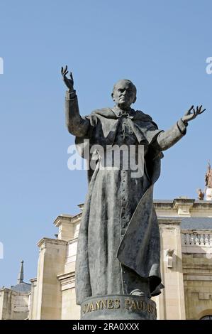 Denkmal für Papst Johannes Paul II vor der Almudena Kathedrale, Catedral nuestra Senora la Almuna, Catedral la Almuna, Santa Maria la Real La Stockfoto