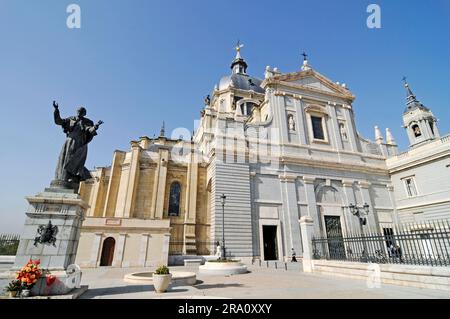 Denkmal für Papst Johannes Paul II vor der Almudena Kathedrale, Catedral nuestra Senora la Almuna, Catedral la Almuna, Santa Maria la Real La Stockfoto