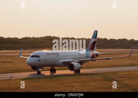 Passagierflugzeug Airbus A320-214 der Fluggesellschaft Eurowings im Abendlicht auf der Rollbahn am Flughafen Hamburg, Hamburg Stockfoto