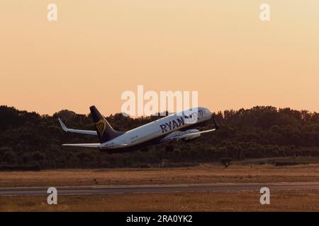 Passagierflugzeug Boeing 737-8AS der Fluggesellschaft Ryanair startet im Abendlicht am Flughafen Hamburg, Hamburg, Deutschland Stockfoto