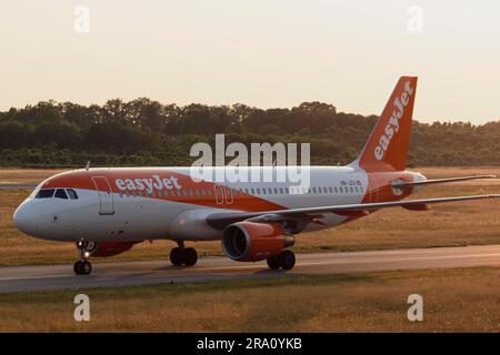 Passagierflugzeug Airbus A320-214 der Fluggesellschaft easyJet im Abendlicht auf der Rollbahn am Flughafen Hamburg, Hamburg, Deutschland Stockfoto