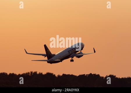 Passagierflugzeug Boeing 737-8AS der Fluggesellschaft Ryanair startet im Abendlicht am Flughafen Hamburg, Hamburg, Deutschland Stockfoto