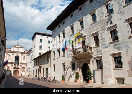 Via Belenzani, Kirche San Francesco Saverio, Trento, Trentino-Alto Adige, Südtirol, Italien, Trient Stockfoto