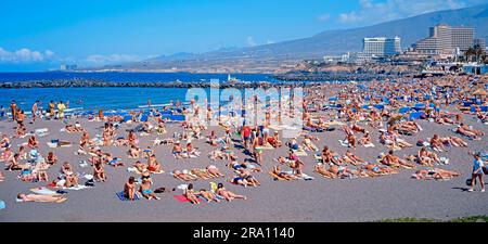 Urlauber am Strand, Playa de las Americas, Teneriffa, Kanarische Inseln, Spanien Stockfoto