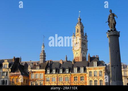 Bronze Column Goddess, Grand, Place du General de Gaulle, Blick auf den Glockenturm der Handelskammer, Lille, Nord Pas de Calais, Frankreich Stockfoto