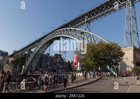 Cais de Gaia und Brücke Ponte D. Luis I, Halbholzbrücke, Blick von Vila Nova de Gaia, Portugal Stockfoto