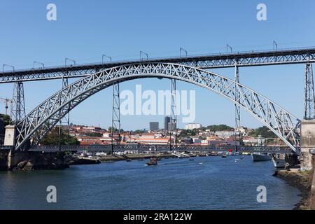 Ponte D. Luis I, Halbholzbrücke über den Douro River, Blick auf Vila Nova de Gaia, Porto, Portugal Stockfoto