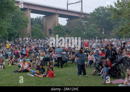 New York, Usa. 29. Juni 2023. NEW YORK, NY - 29. JUNI: Zuschauer versammeln sich am 29. Juni 2023 zum jährlichen Feuerwerk der Central Astoria Independence Day Celebrations im Astoria Park im Stadtteil Queens in New York City. New Yorker kommen in Scharen heraus, um das Feuerwerk im Astoria Park inmitten des Rauch und Dunstes der kanadischen Waldbrände zu beobachten. Kredit: Ron Adar/Alamy Live News Stockfoto