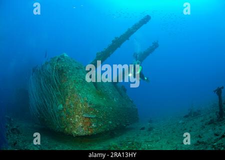 Taucher und 8-Zoll-Doppelpistole auf USS Saratoga, Bikini-Atoll, Marshallinseln, Mikronesien Stockfoto