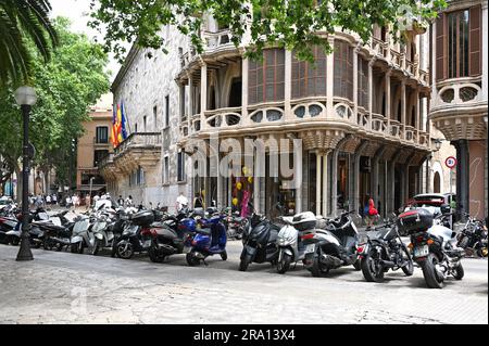 Jugendstilhaus des Architekten Antoni Gaudi auf der Placa del Mercat, Palma de Mallorca, Spanien Stockfoto