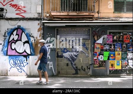 Passanten vor einer Hauswand mit Schablone, Palma de Mallorca, Spanien Stockfoto