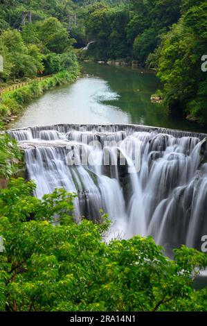Gehört zu den Wasserfällen der Antilline, ähnlich den Niagarafällen in Nordamerika Shifen Wasserfall befindet sich im Pingxi District, New Taipei City. Taiwan Stockfoto
