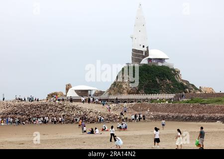 FUZHOU, CHINA - 23. JUNI 2023 - Touristen kühlen sich am Strand bei hohen Temperaturen in Fuzhou, der ostchinesischen Provinz Fujian, ab, 23. Juni 2023. Stockfoto