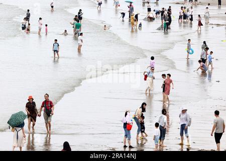 FUZHOU, CHINA - 23. JUNI 2023 - Touristen kühlen sich am Strand bei hohen Temperaturen in Fuzhou, der ostchinesischen Provinz Fujian, ab, 23. Juni 2023. Stockfoto