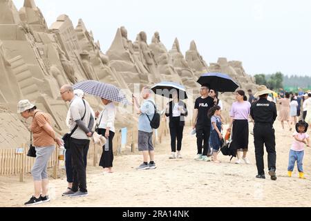 FUZHOU, CHINA - 23. JUNI 2023 - Touristen kühlen sich am Strand bei hohen Temperaturen in Fuzhou, der ostchinesischen Provinz Fujian, ab, 23. Juni 2023. Stockfoto