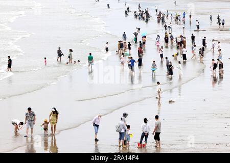 FUZHOU, CHINA - 23. JUNI 2023 - Touristen kühlen sich am Strand bei hohen Temperaturen in Fuzhou, der ostchinesischen Provinz Fujian, ab, 23. Juni 2023. Stockfoto