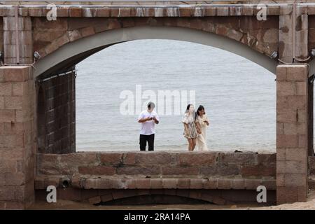 FUZHOU, CHINA - 23. JUNI 2023 - Touristen kühlen sich am Strand bei hohen Temperaturen in Fuzhou, der ostchinesischen Provinz Fujian, ab, 23. Juni 2023. Stockfoto