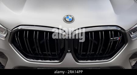 Eriwan, Armenien, 20. Juni 2023: Vorderansicht des BMW X6M Competition 2022. Kühlergrill schließen Stockfoto