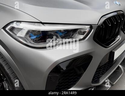 Eriwan, Armenien, 20. Juni 2023: Vorderansicht des BMW X6M Competition 2022. Nahaufnahme Kühlergrill und Scheinwerfer Stockfoto