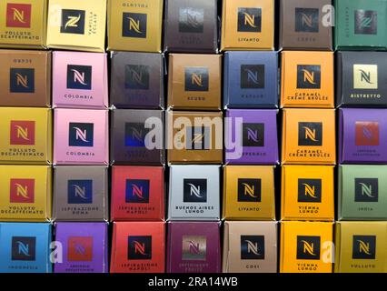 Eriwan, Armenien, 25. Juni 2023: Verschiedene Nespresso-Aromen. Nespresso-Kaffeekapseln Stockfoto