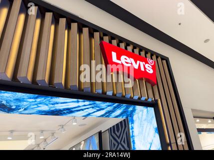 Eriwan, Armenien, 25. Juni 2023: Levi's Store im Einkaufszentrum. Levi's ist ein amerikanischer Hersteller und Einzelhändler von Jeansbekleidung. Levi's Logo und Schild. Levi Stockfoto