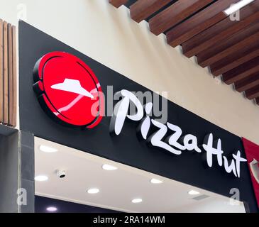 Eriwan, Armenien, 25. Juni 2023: Pizza Hut Fast Casual Restaurant. Pizza Hut Restaurant im Einkaufszentrum. Pizza Hut Logo und Schild Stockfoto