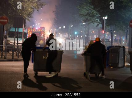 Argenteuil, Frankreich, 29/06/2023, Streit während der Proteste in Argenteuil, Paris Outside, Frankreich am 29. Juni 2023, drei Tage nachdem ein Teenager bei einem Polizeistopp im Pariser Vorort Nanterre erschossen wurde. Die Proteste über die tödliche Polizeierschießung eines Teenagers erschütterten Frankreich für eine dritte Nacht in Folge am 29. Juni, als Autos verbrannt, Gebäude verwüstet und Hunderte in Städten im ganzen Land verhaftet wurden. Die nächtlichen Unruhen folgten einem marsch am Donnerstag zuvor im Gedenken an den 17-jährigen Nahel, dessen Tod langjährige Beschwerden über Polizeiarbeit und Rassenprofis wiederbelebt hat Stockfoto