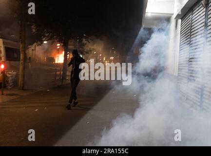 Argenteuil, Frankreich, 29/06/2023, Streit während der Proteste in Argenteuil, Paris Outside, Frankreich am 29. Juni 2023, drei Tage nachdem ein Teenager bei einem Polizeistopp im Pariser Vorort Nanterre erschossen wurde. Die Proteste über die tödliche Polizeierschießung eines Teenagers erschütterten Frankreich für eine dritte Nacht in Folge am 29. Juni, als Autos verbrannt, Gebäude verwüstet und Hunderte in Städten im ganzen Land verhaftet wurden. Die nächtlichen Unruhen folgten einem marsch am Donnerstag zuvor im Gedenken an den 17-jährigen Nahel, dessen Tod langjährige Beschwerden über Polizeiarbeit und Rassenprofis wiederbelebt hat Stockfoto