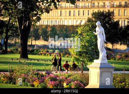 FRANKREICH. PARIS (75) DIE TUILERIEN. STATUE DER NYMPHE (MARMOR, 1866) DES FRANZÖSISCHEN BILDHAUERS LOUIS AUGUSTE LEVEQUE MIT DEM LOUVRE MUSEUM IM B Stockfoto